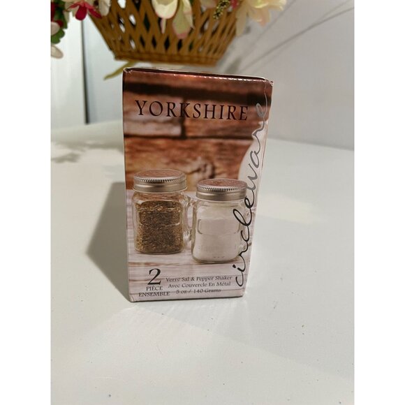 Yorkshire Glass Salt & Pepper Shaker With Metal Lid 2 Piece Set 5 Oz/140 Grams - Picture 2 of 3